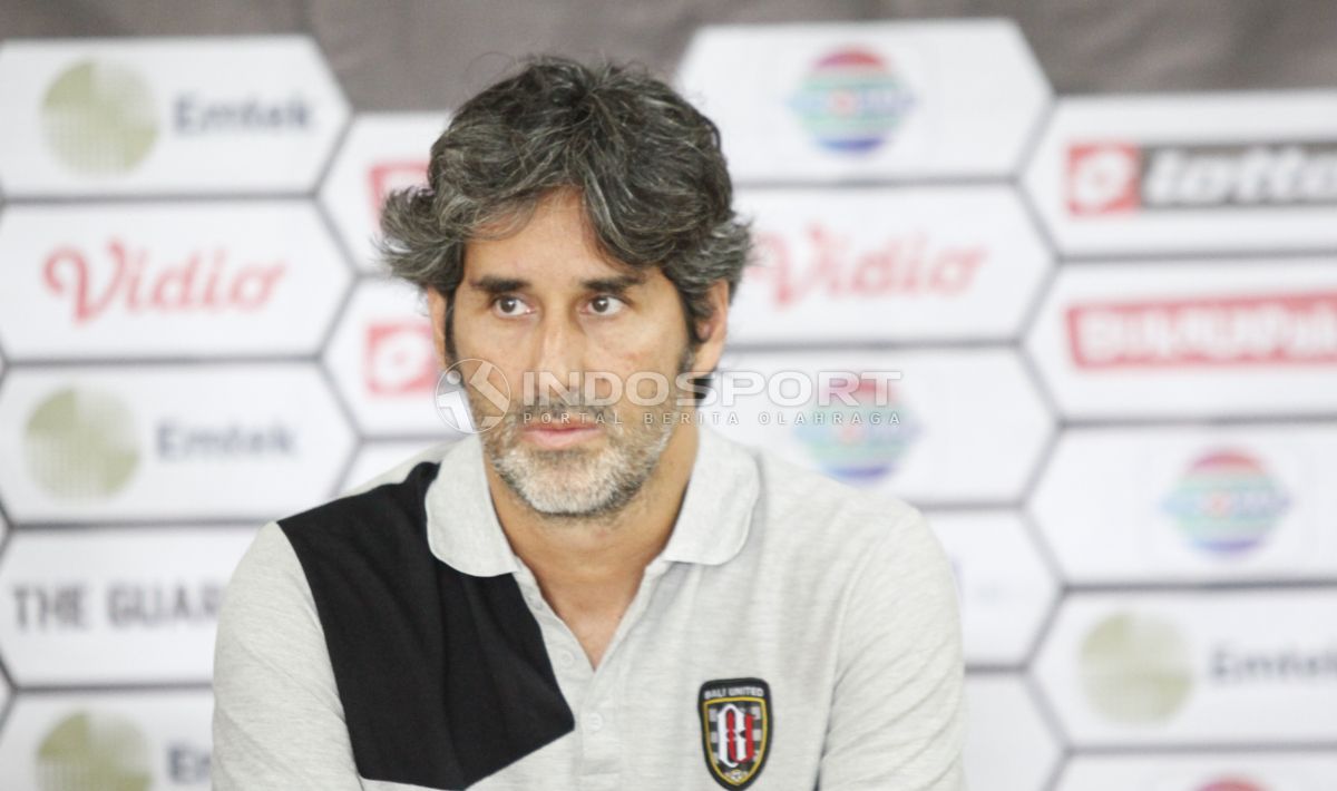 Pelatih Bali United Stefano Cugurra Teco pada acara jumpa pers grup B Piala Presiden 2019 di stadion Patriot, Sabtu (02/03/19). Copyright: © Herry Ibrahim/INDOSPORT