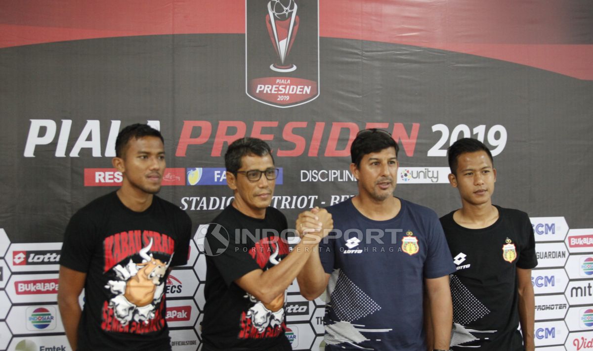 Ki-ka: Kiper Semen Padan Teja Paku Alam, asisten pelatih Semen Padang Weliansyah, pelatih Bhayangkara FC Alvredo Vera dan pemain Bhayangkar FC Wahyu Subo Seto bersamalaman usai acara jumpa pers grup B Piala Presiden 2019 di stadion Patriot, Sabtu (02/03/1 Copyright: © Herry Ibrahim/INDOSPORT