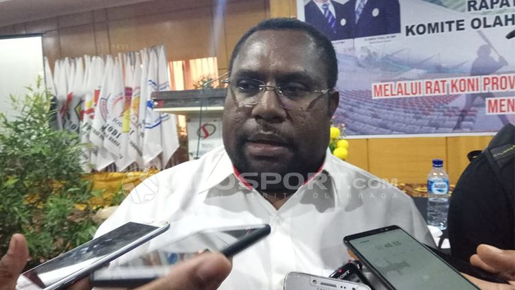 Sekretaris Umum KONI Papua, Kenius Kogoya. Atlet prioritas Papua tetap diminta menjalani pemusatan latihan (TC) meski PON 2020 ditunda. Copyright: © Sudjarwo/INDOSPORT