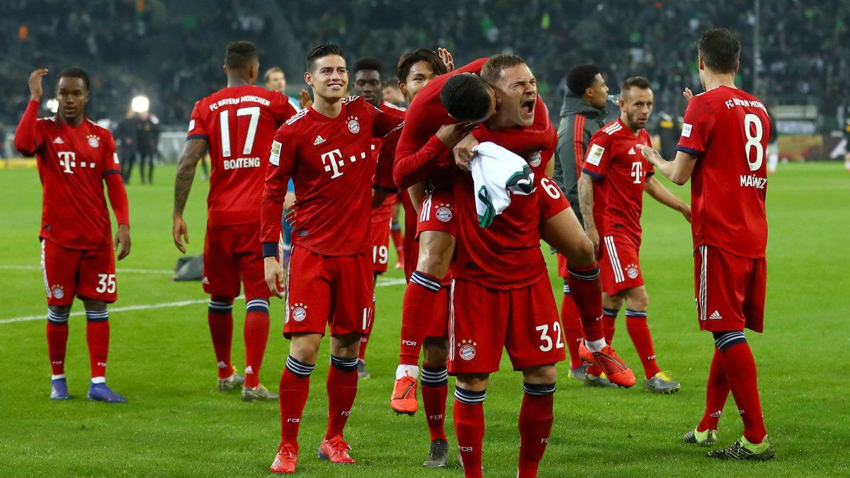 Selebrasi pemain Bayern Munchen usai menang telak 5-1 atas Monchengladbach, Minggu (03/03/19). Copyright: © twitter.com/FCBayernEN