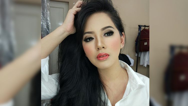 Pakai Kaos Arema Begini Gaya Ngangkang Presenter Cantik Pakai Kaos Arema Begini Gaya Ngangkang Presenter Cantik