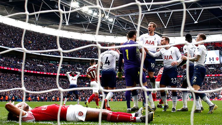 Selebrasi para pemain Tottenham Hotspur usai striker Arsenal, Pierre-Emerick Aubameyang gagal mengeksekusi penalti. Copyright: © INDOSPORT