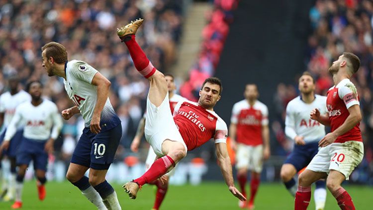 Duel pemain Tottenham Hotspur vs Arsenal. Copyright: © INDOSPORT