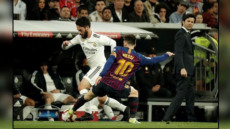 Pergerakkan dari gelandang serang Real Madrid, Isco dijegal oleh pemain megabintang Barcelona, Lionel Messi. Copyright: © INDOSPORT