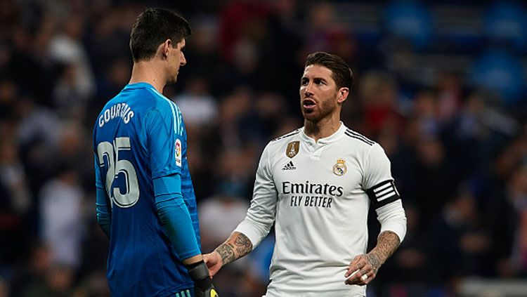 Bek tengah dan kapten Real Madrid, Sergio Ramos (kanan) memberikan arahan kepada kipernya. Thibaut Courtois. Copyright: © INDOSPORT