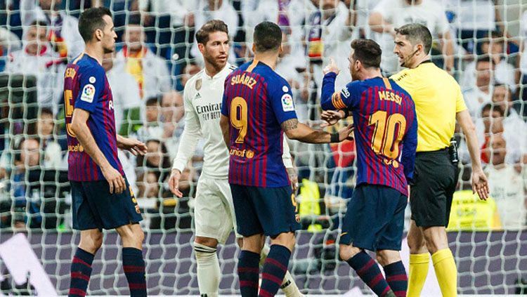 Real Madrid akan menjalani pertandingan LaLiga Spanyol 2019-2020 bertajuk El Clasico lawan Barcelona. Laga ini tampak akan merugikan mereka karena wasit. Copyright: © INDOSPORT