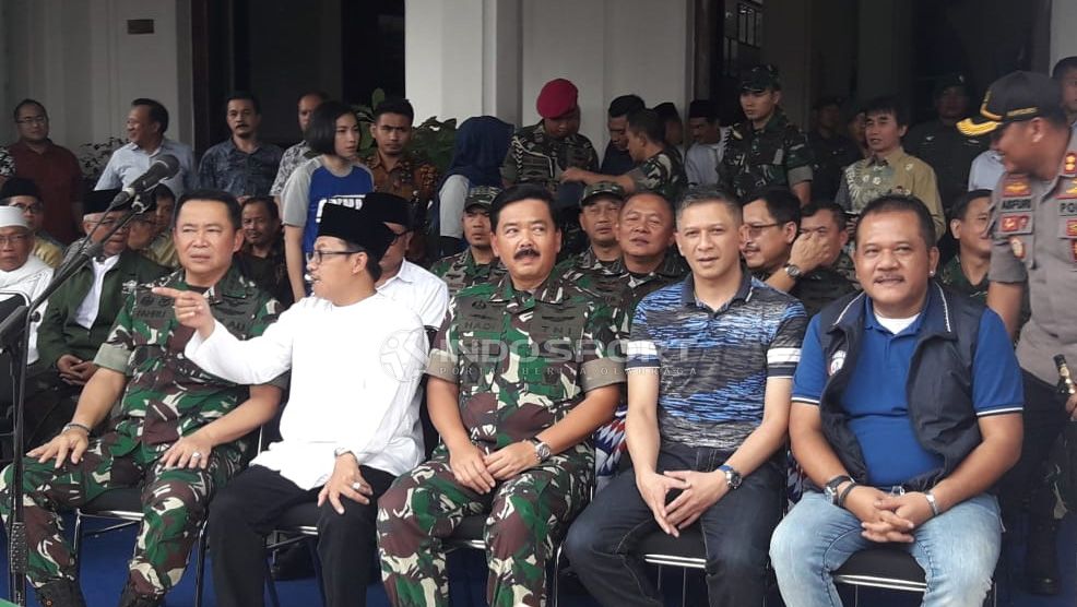 Dari kanan, Agoes Soerjanto (CEO Arema), Iwan Budianto (Waketum PSSI), Marsekal TNI Hadi Tjahjanto (Panglima TNI), Sutiaji (Wali Kota Malang) dalam acara diskusi gayeng di Balai Kota Malang. Copyright: © Ian Setiawan/Soicaumienbac.cc