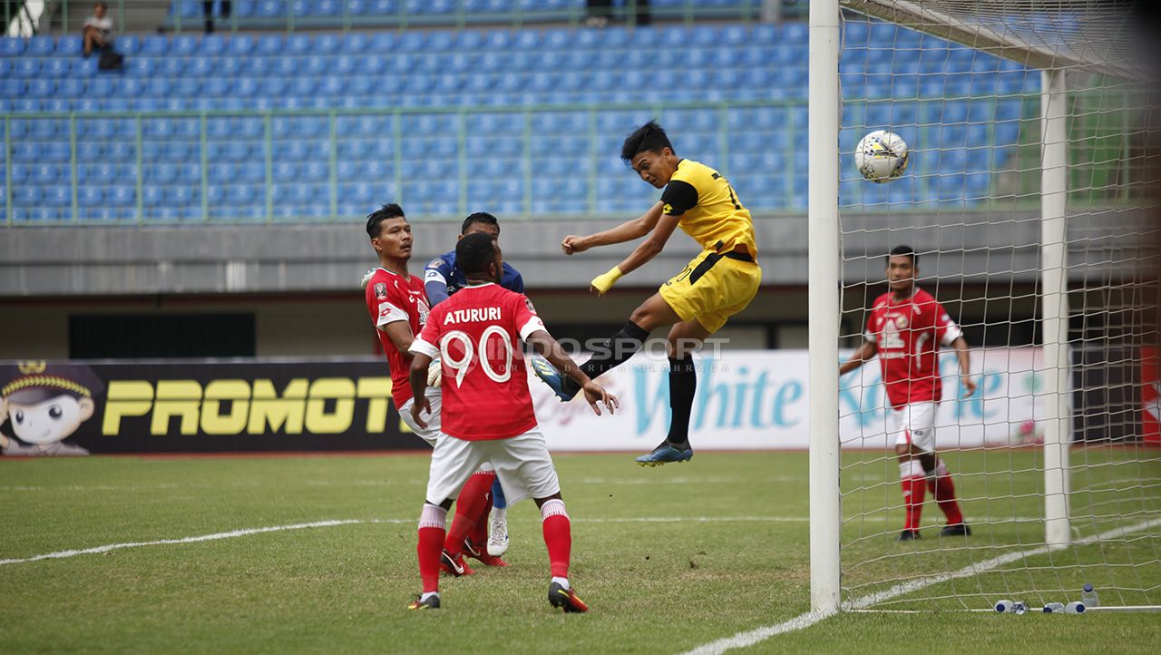 Bhayangkara FC vs Semen Padang. Copyright: © Herry Ibrahim/Soicaumienbac.cc