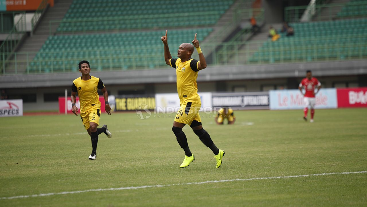 Bhayangkara FC vs Semen Padang. Copyright: © Herry Ibrahim/Soicaumienbac.cc
