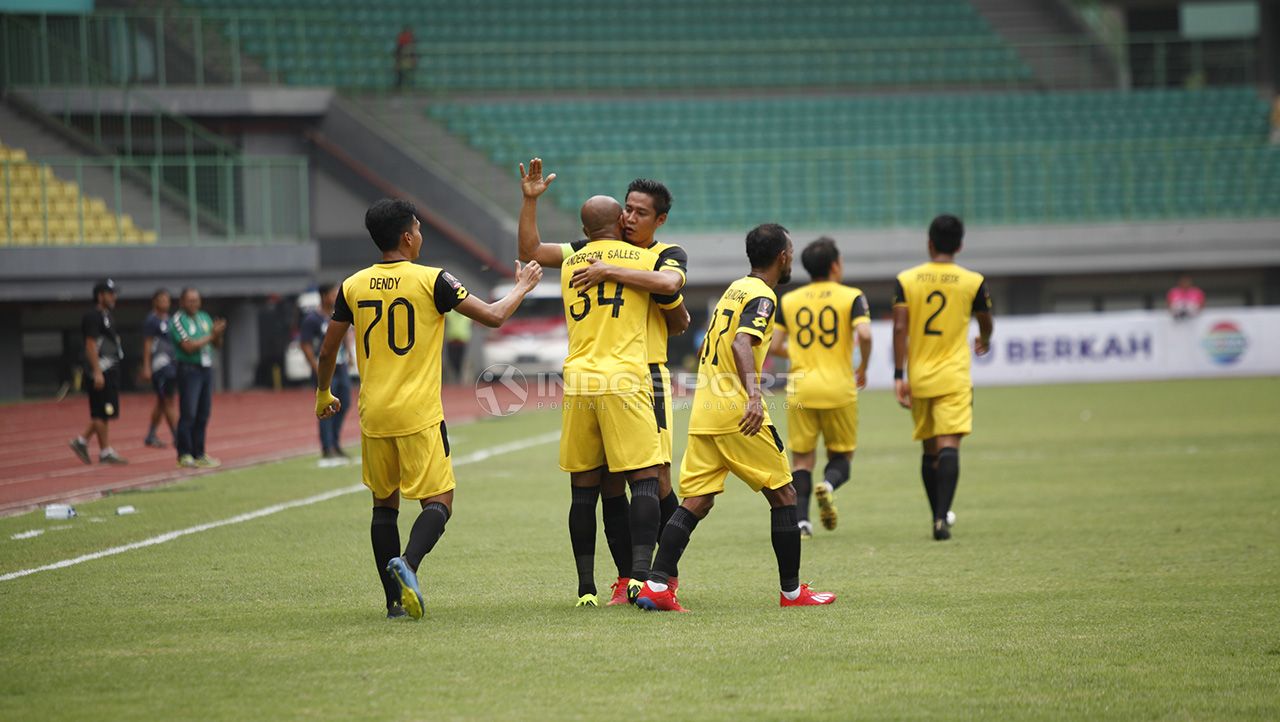 Para pemain Bhayangkara FC tengah melakukan selebrasi. Copyright: © Herry Ibrahim/Indosport.com