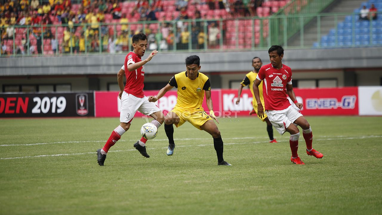 Bhayangkara FC vs Semen Padang. Copyright: © Herry Ibrahim/Indosport.com