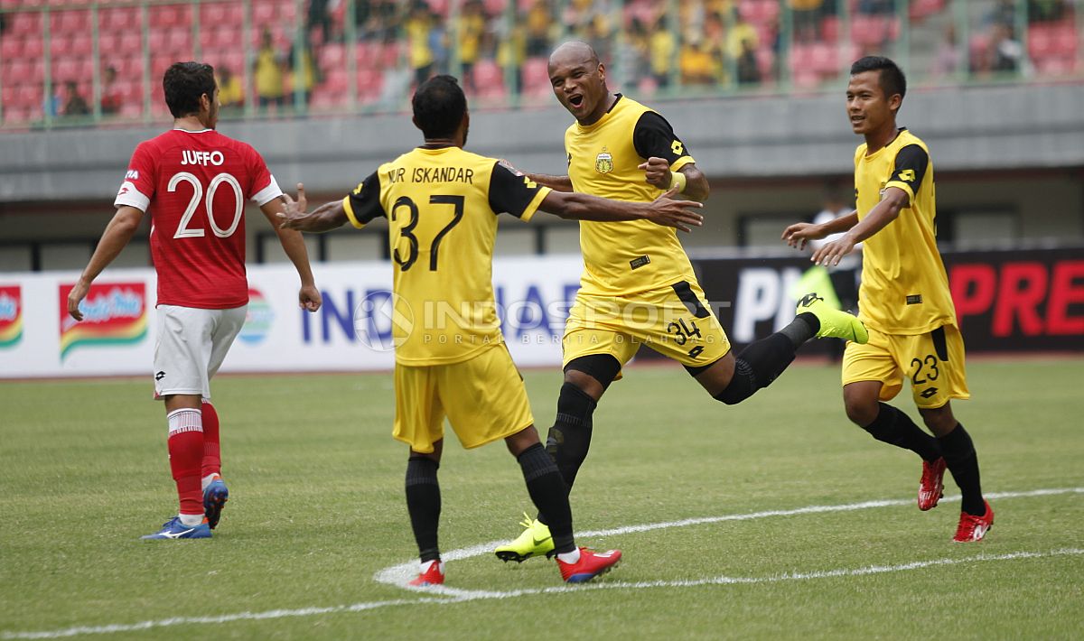 Selebrasi pemain BFC, Anderson Aparecido Salles (kedua kanan) usai mencetak gol pertama ke gawang Semen Padang pada laga perdana grup B Piala Presiden 2019 di stadion Patriot, Minggu (03/03/19). Copyright: © Herry Ibrahim/Indosport.com