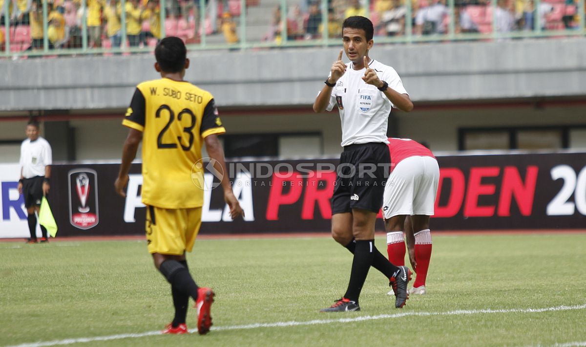 Wasit Thoriq Alkatiri membiri peringatan kepada pemain BFC usai melakukan pelanggaran kepada pemain Semen Padang pada laga perdana grup B Piala Presiden 2019 di stadion Patriot, Minggu (03/03/19). Copyright: © Herry Ibrahim/Indosport.com