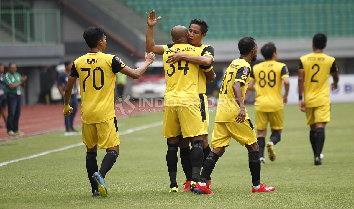 Selebrasi pemain BFC, Anderson Aparecido Salles bersama rekan-rekannya usai mencetak gol pertama ke gawang Semen Padang pada laga perdana grup B Piala Presiden 2019 di stadion Patriot, Minggu (03/03/19). Copyright: © Herry Ibrahim/Indosport.com