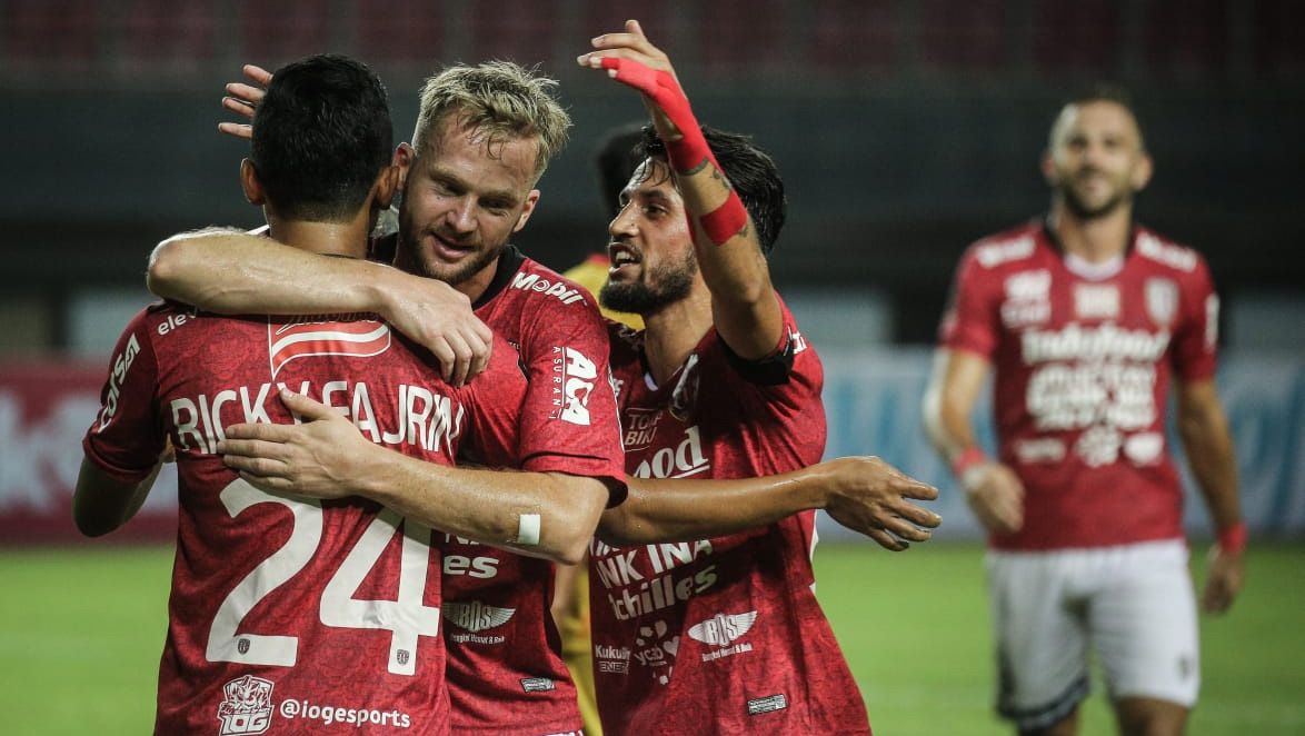 Melvin Platje saat merayakan gol ke gawang MItra Kukar. Copyright: © Twitter@BaliUtd