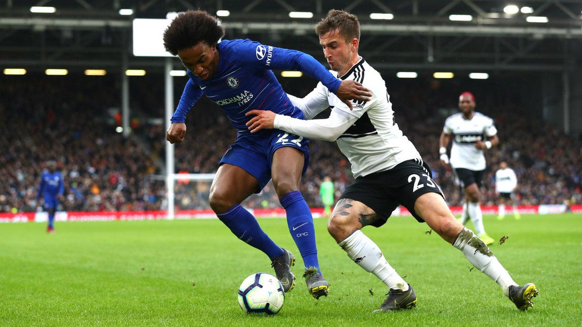 Penggawa Chelsea Willian berjibaku dengan pemain Fulham, Minggu (03/03/19). Copyright: &copy; twitter.com/ChelseaFC