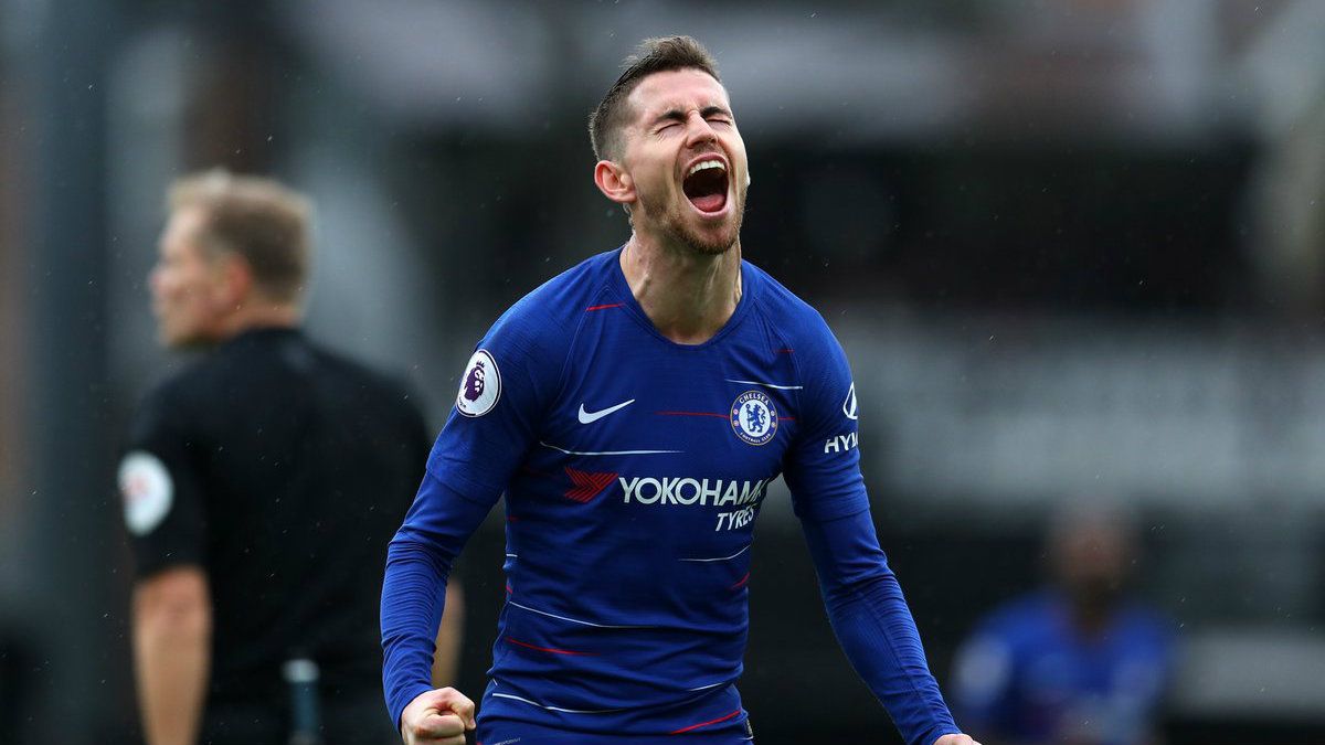 Selebrasi pemain Chelsea Jorginho usai cetak gol ke gawang Fulham, Minggu (03/03/19). Copyright: © twitter.com/ChelseaFC