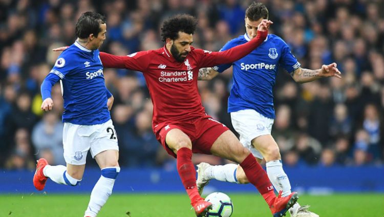Mohammad Salah dikawal ketat para pemain Everton. Copyright: © INDOSPORT