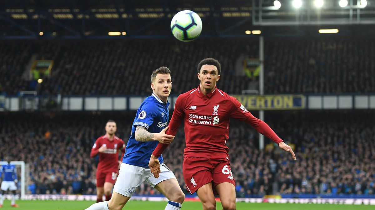 Pemain Liverpool Tren-Alexandre Arnold mengejar bola di laga kontra Everton, Minggu (03/03/19). Copyright: © twitter.com/LFC