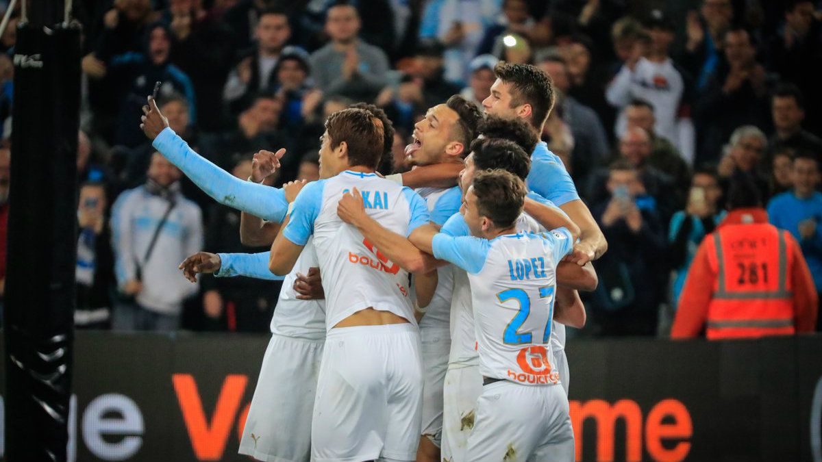 Selebrasi gol Mario Balotelli bersama pemain Marseille lainnya, Senin (04/03/19). Copyright: © Marseille