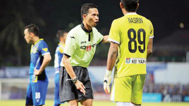 Bermain game tembak menembak menjadi salah satu kegiatan wasit ini ketika menganggur karena kompetisi berhenti. Copyright: © balikpapan.prokal.co