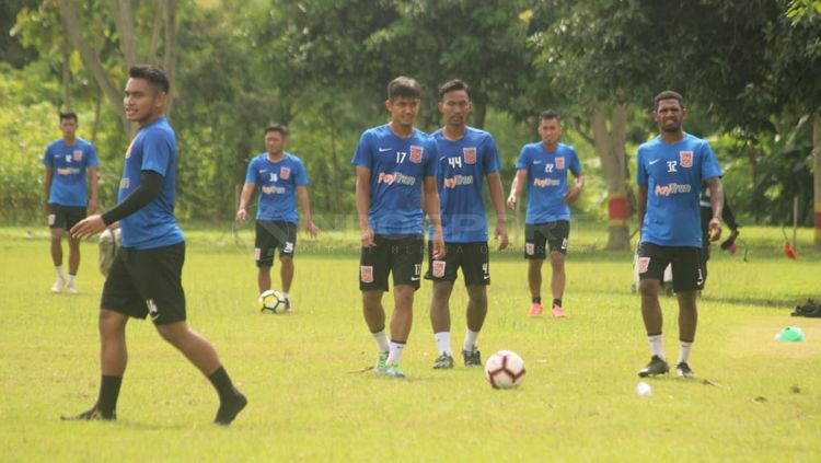Latihan Borneo FC di Lapangan Paskhas. Copyright: © Ronald Seger/INDOSPORT