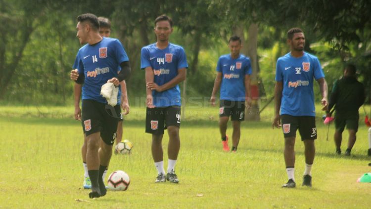 Pemain dan official klub Liga 1 Borneo FC, hari ini menjalani swab test Covid-19, setelah sebelumnya rapid test beberapa hari lalu. Copyright: © Ronald Seger/INDOSPORT