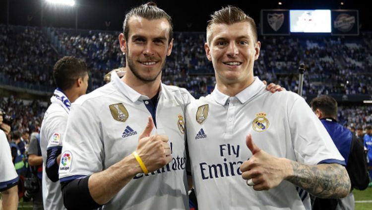 Gareth Bale dan Toni Kroos saat merayakan gelar juara Real Madrid. Copyright: © Getty Images