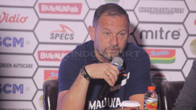 Dejan Antonic pelatih Madura United dalam jumpa pers Copyright: © Ronald Seger/INDOSPORT