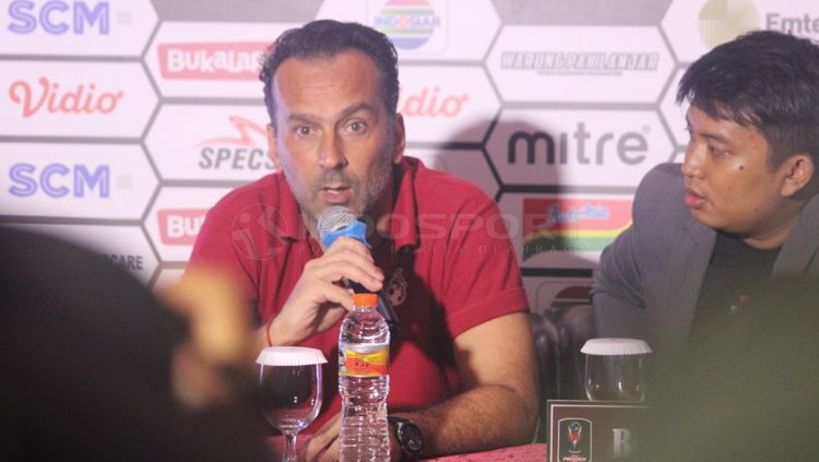 Fabio Lopez pelatih Borneo FC dalam jumpa pers Copyright: © Ronald Seger/INDOSPORT