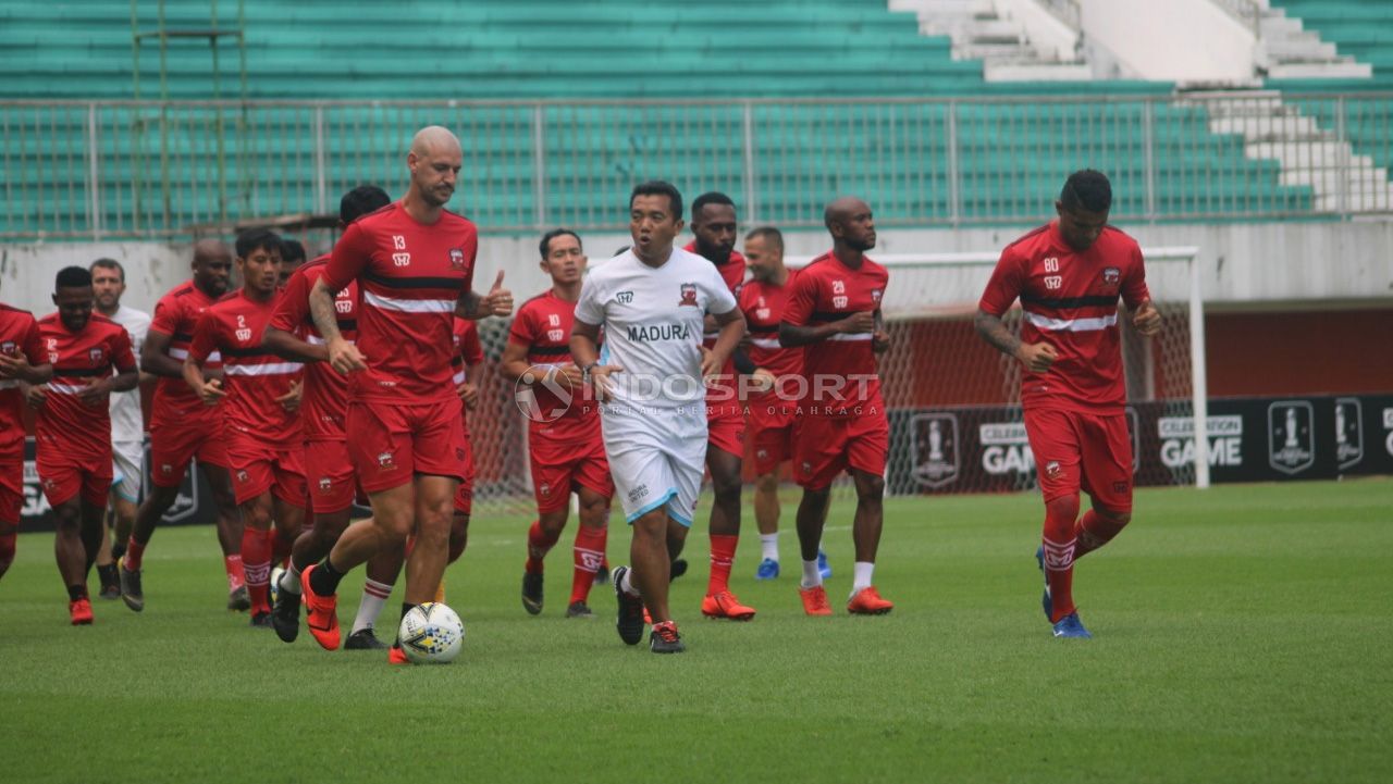 Tim Madura United saat latihan di Stadion Maguwoharjo, Sleman. Copyright: © Ronald Seger Prabowo/Indosport.com