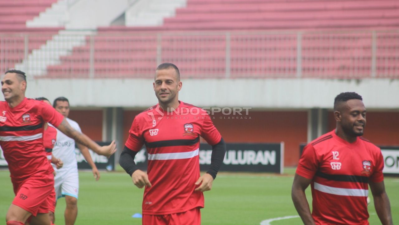 Tim Madura United saat latihan di Stadion Maguwoharjo, Sleman. Copyright: © Ronald Seger Prabowo/Football265.com