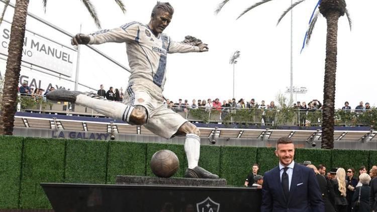 Pesepakbola David Beckham bersama Patungnya di LA Galaxy Copyright: © The Nation