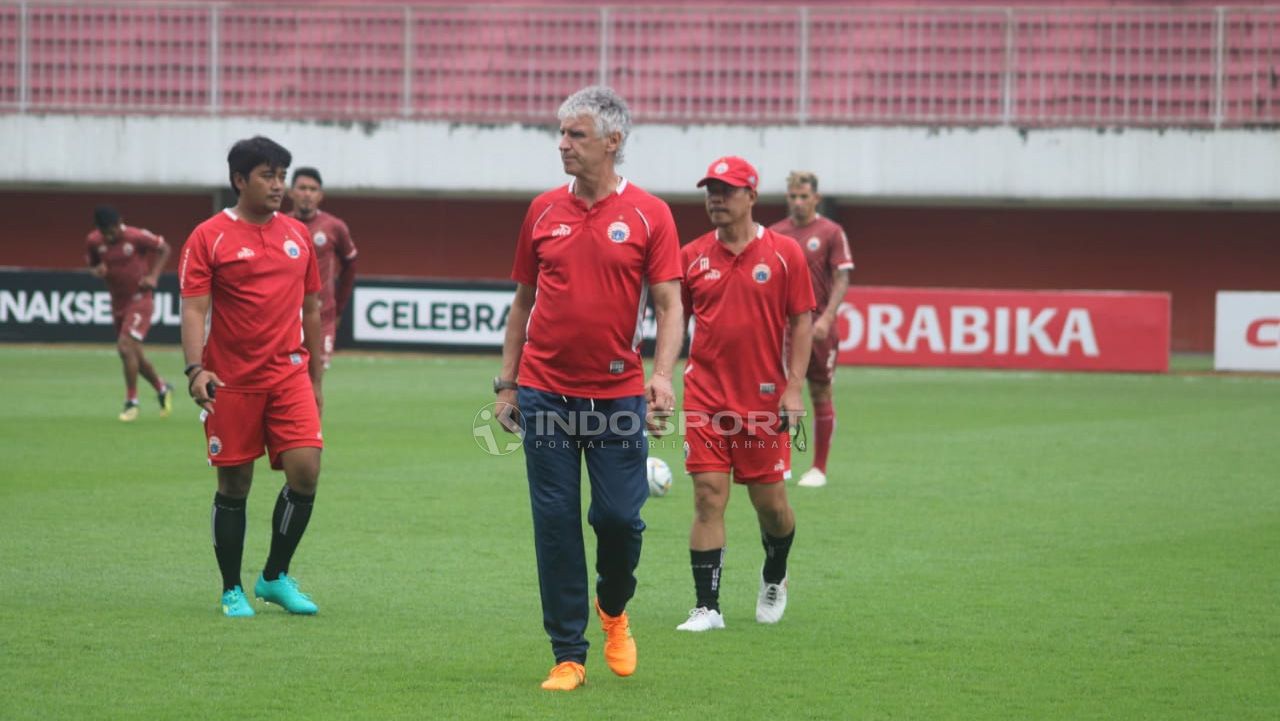 Pelatih Persija Jakarta, Ivan Kolev saat pimpin latihan di Stadion Maguwoharjo. Copyright: © Ronald Seger Prabowo/Indosport.com