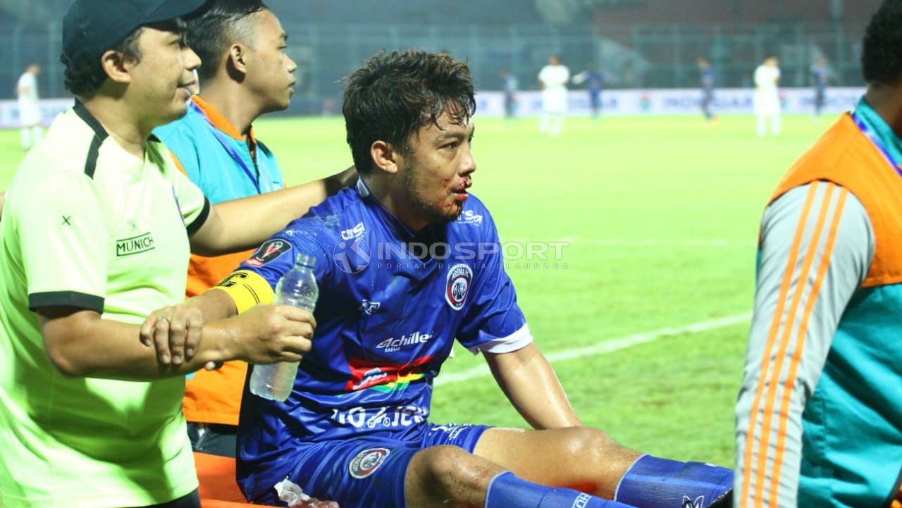 Kapten Arema FC, Hamka Hamzah, saat cedera akibat berbenturan di laga Liga 1. Copyright: © Ian Setiawan/Indosport.com