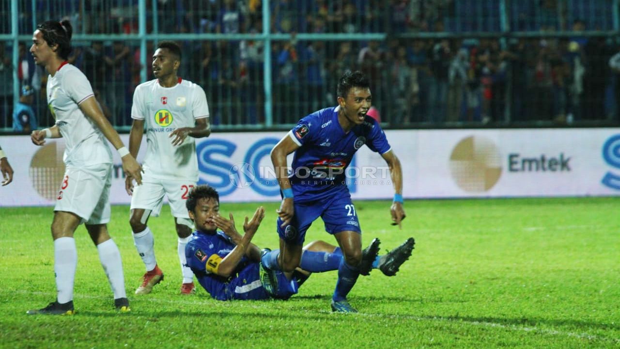 Selebrasi Dedik Setiawan (Arema FC) saat merayakan gol menit terakhir. Copyright: © Ian Setiawan/Indosport.com