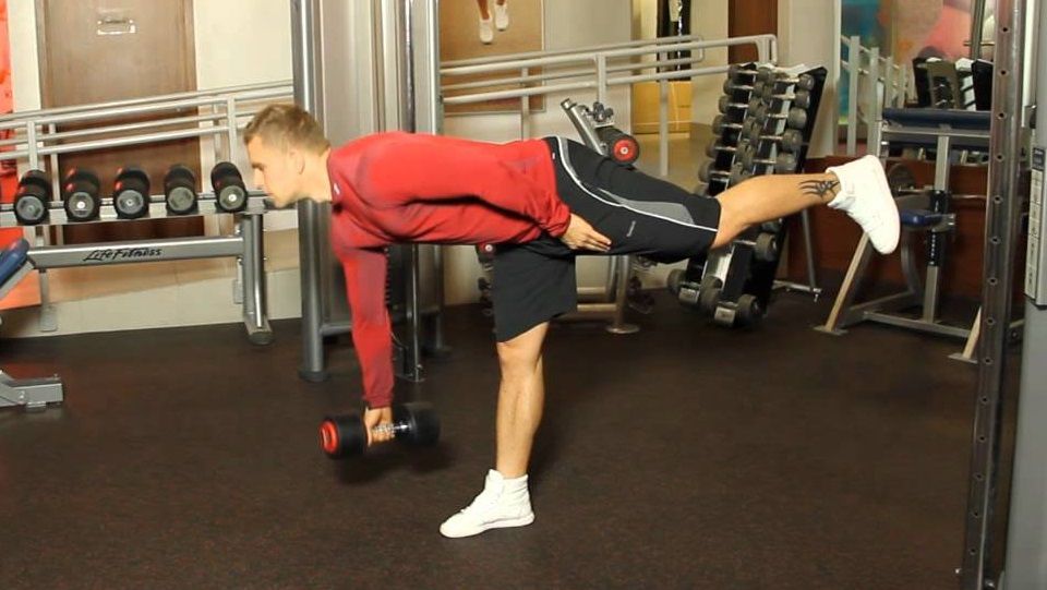 Latihan deadlifts yang mengombinasikan empat gerakan dalam satu latihan untuk mendapatkan banyak maanfaat sekaligus Copyright: © Fitnow