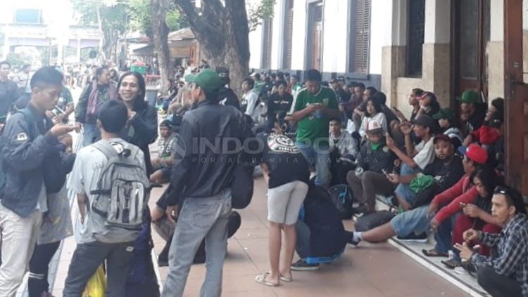 Bonek sudah terlihat berkumpul di Stasiun Gubeng untuk berangkat ke Bandung pada Selasa, (05/03/19). Copyright: &copy; Fitra Herdian/INDOSPORT