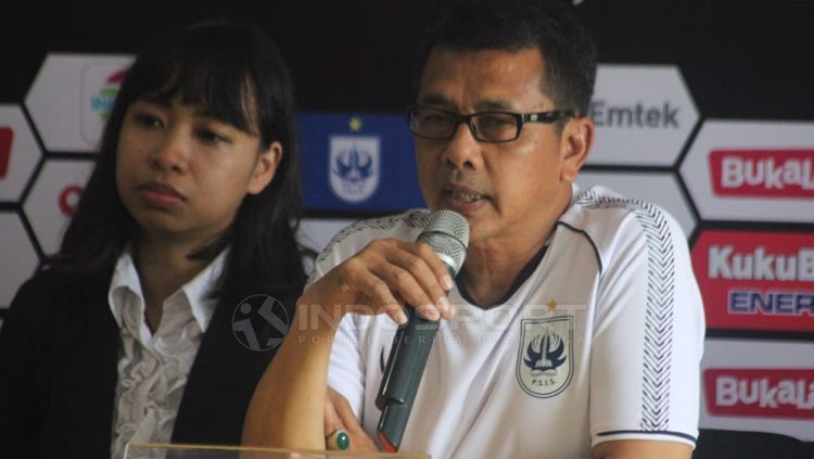 Pelatih PSIS Semarang Jafri Sastra dalam jumpa pers Copyright: © Ronald Seger/INDOSPORT