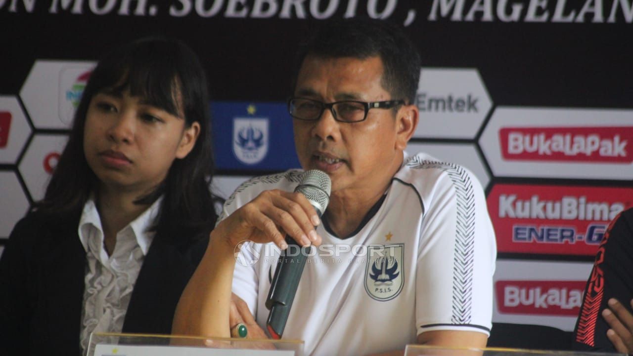 Pelatih PSIS Semarang, Jafri Sastra saat konferensi pers. Copyright: © Ronald Seger Prabowo/Indosport.com