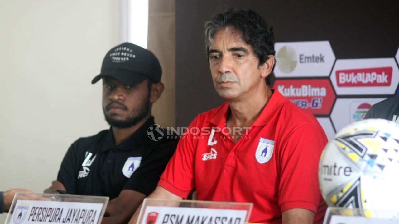 Pelatih Persipura Jayapura, Luciano Leandro saat mengikuti konfrensi pers. Copyright: © Ronald Seger Prabowo/Indosport.com