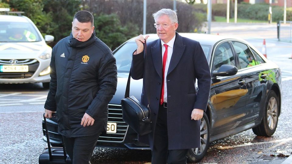Mantan pelatih Manchester United, Sir Alex Ferguson (kanan). Copyright: © MEN