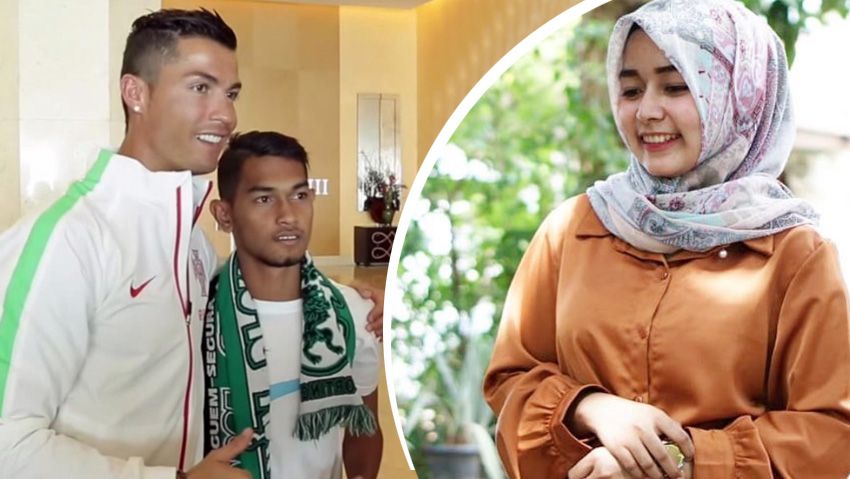 Anak angkat Cristiano Ronaldo, Martunis, mencoba menggota selebgram Aceh Laura Prasiska. Copyright: &copy; Indosport.com