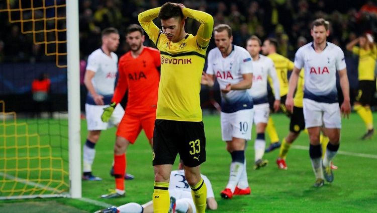 Pemain Dortmund, Julian Weigl, menyesali peluang yang gagal menjadi gol ke gawang Tottenham Hotspur. Copyright: © Twitter @SozcuSkor