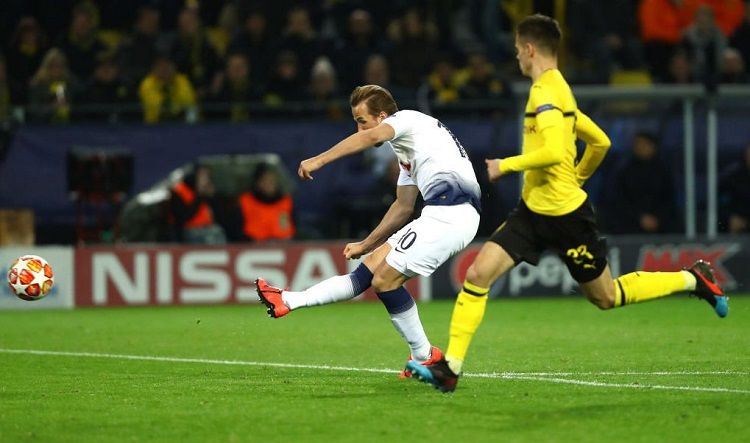 Harry Kane mencetak gol ke gawang Dortmund. Copyright: © Twitter @SpursOfficial