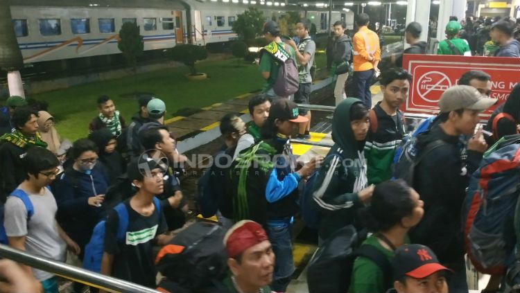 Bonek sudah tiba di Bandung. Copyright: &copy; INDOSPORT/Fitra Herdian