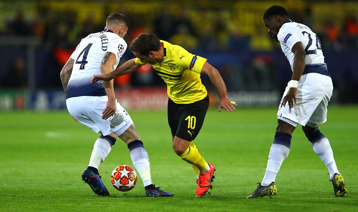 Mario Gotze berusaha mengambil dan dari Toby Alderweireld dan Serge Aurier pada pertandingan babak 16 besar Liga Champions di Stadion Westfalen, Rabu (06/03/19). Copyright: © INDOSPORT