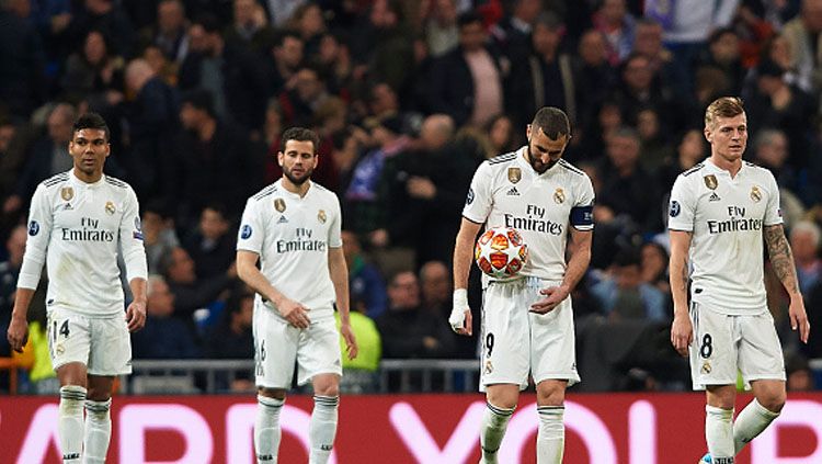Para pemain Real Madrid tertunduk lesu saat mereka dipastikan gagal ke Liga Champions 2018/19. Copyright: © INDOSPORT