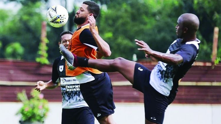 Aksi Luiz Carlos Pilar bersama Skuat Persipura Jayapura. Copyright: © Jubi