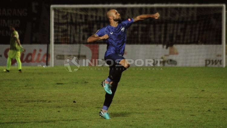 Claudir Marini Jr. berselebrasi usai mencetak gol ke gawang Persipura Jayapura di laga Liga 1 2019. Copyright: © Ronald Seger/INDOSPORT